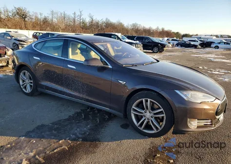 2014 Tesla Model S z USA, uszkodzony, nr VIN 5YJSA1H16EFP60306